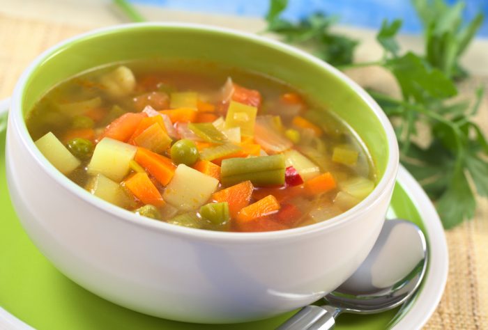 овощной суп в белой тарелке