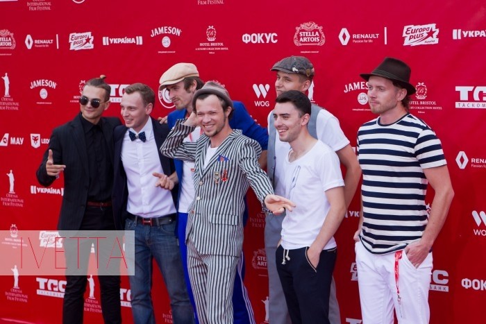 Парни из бойз-бенда Деньги вперед на красной дорожке Одесского кинофестиваля 2015