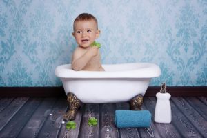 Как держать грудничка при подмывании мальчика фото