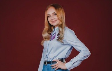 Суперфиналистка «Голос Країни — 6» Инна Ищенко в голубой рубашке