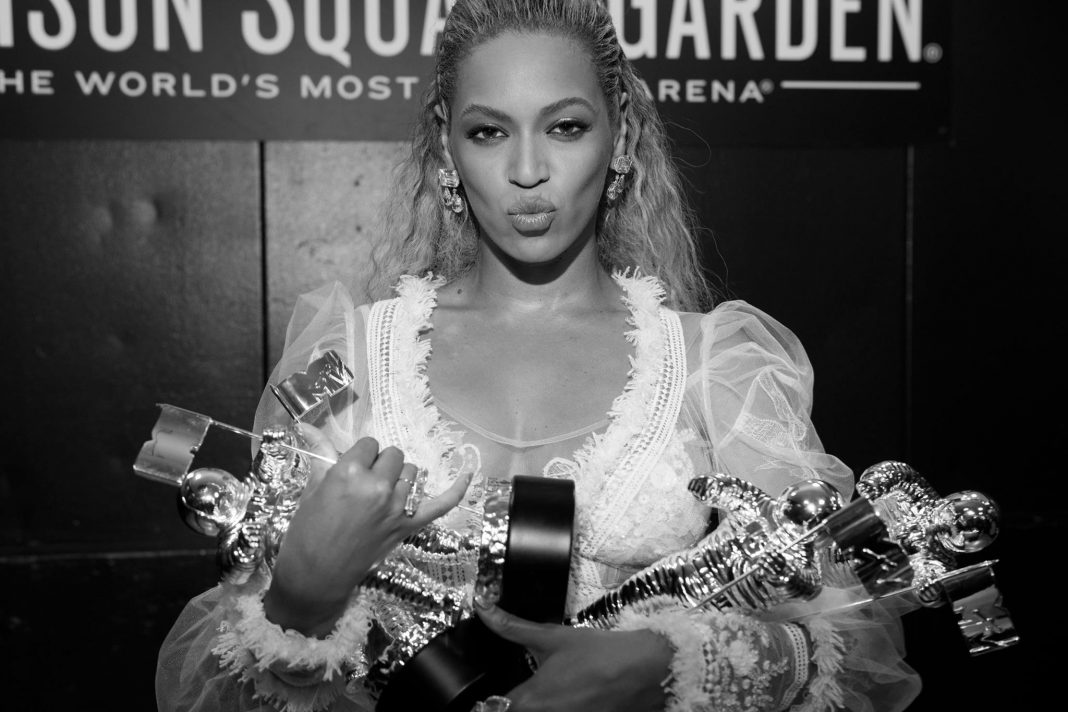 Beyonce фото в купальнике